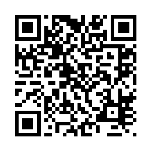 墨修尧悠闲的依靠在屋外的大树上二维码生成