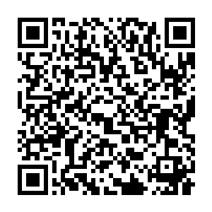 墨修尧虽然带着面具但是搂在外面的半边脸却也是难得一见的俊美二维码生成