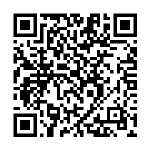 墨镜妹子摘下了脸上的墨镜 露出了一张绝美的面容二维码生成