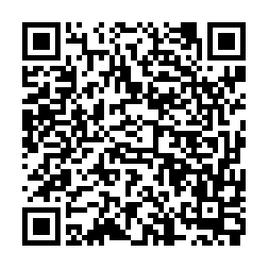 夏云杰扭头看向正从舱口进来的金露啤酒厂的副总张文斌和他的妻子赵小雅二维码生成