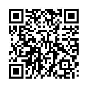 夏天一脸笑意的看着对面的这几个人二维码生成