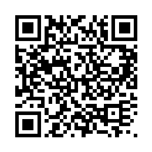 夏天的举动引来了刚才过来的那个人二维码生成