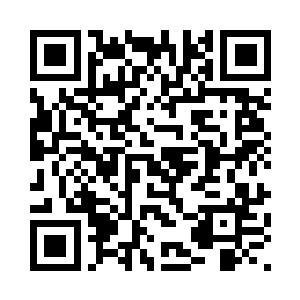 夏天的双拳用力的敲打在地面之上二维码生成