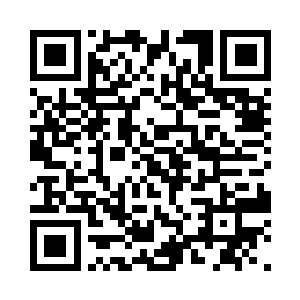 夕阳把两人投在地上的影子拉的长长的二维码生成