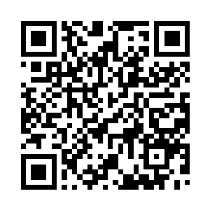 外面是件深灰色的双排扣外套大衣二维码生成