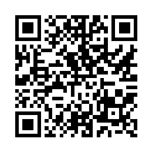 多了盖尔抱着奈德在走动轻摇哄宝宝二维码生成