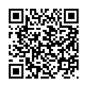 大叔绷紧的表情有些悲痛的眼神闪过二维码生成