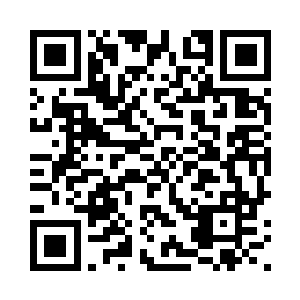 大太太在泳池边上活动了一下身体二维码生成