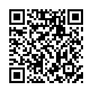 大头把车子驶进了一条两边是险峻高山的峡谷二维码生成