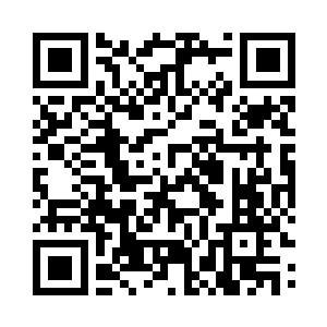 大家的注意力都忍不住转向坐在场边的二维码生成