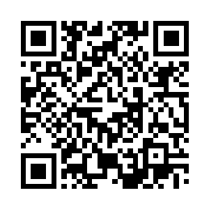 大笑着牵着她穿梭在美丽的葡萄架之间二维码生成