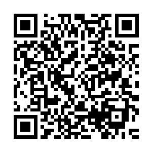 大胡子指了指外面明亮的灯光和从他们身后穿棱而过的其它房客二维码生成