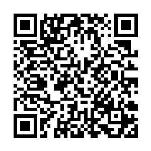 大货车司机眼看着红色的跑车朝自己的方向急弛而来二维码生成