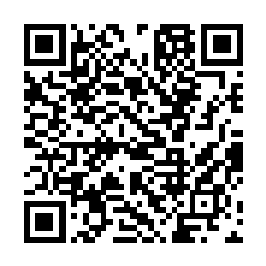 大马金刀地端坐在一张通体由紫晶打造的巨大太师椅上二维码生成