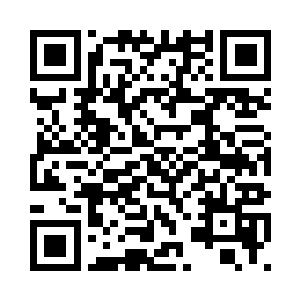 央的手中拿出了两个巴掌大的雕像二维码生成