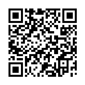 头上带着一顶西西里黑手党风格的黑帽二维码生成