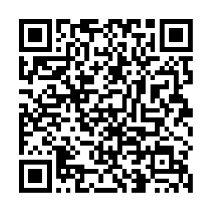 头上戴着一个黄金打造的镶着绿宝石和璎珞的华丽皇冠二维码生成