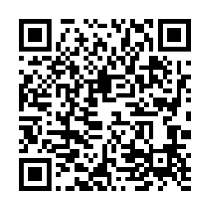 头上戴着碧绿色官帽的中年男子从黑色帐篷中走了出来二维码生成