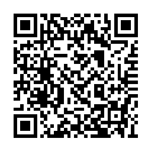 头套男人把手里的银色圆盘朝着大众车丢了过去二维码生成