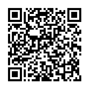 头戴一个左右两边各多出一个长耳朵的那种官帽二维码生成