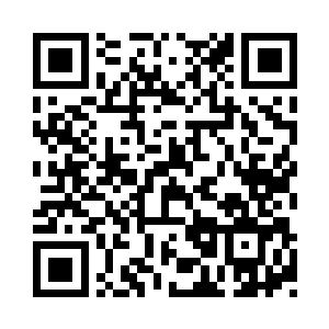 头盔男驾驶着快艇朝大海的另一个码头驶去二维码生成