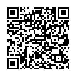 夹杂在人群里的赤军举起了手中的日本自卫队制式枪支89式5二维码生成