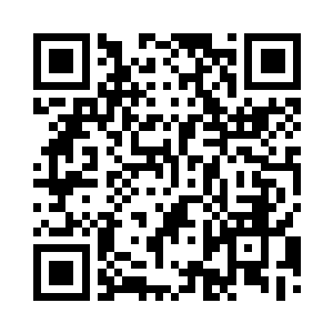 女人的手挽在一位年轻男子的手臂上二维码生成