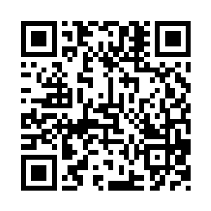 女孩一边说一边指着自己手腕上的红绳二维码生成