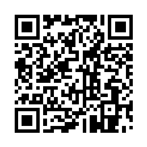 女酒保手向正挂在柜台后面的那块木板一指二维码生成