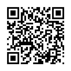 奶奶用金色的丝线结着一个连一个的死结二维码生成