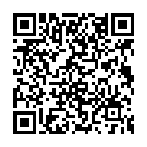 她们眼神惊诧地看着人群中间气度不凡的江龙潭二维码生成