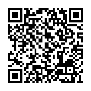 她右手五根雪白的手指拂过刚刚烫过的金色卷发二维码生成