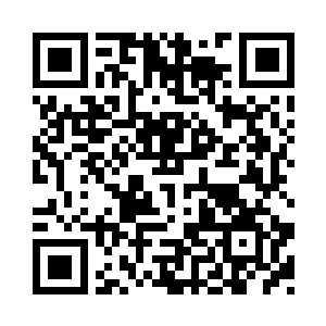 她在万里无邪的签名本上撕一张下来二维码生成