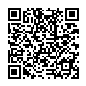 她就静坐在座位上保持沉默低头不知道在想些什么二维码生成