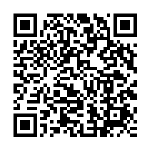 她才猛然发现一直跟在她身边的夏云杰正抱着双臂看着她微笑二维码生成