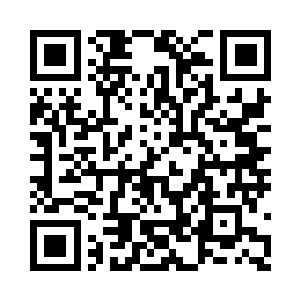 她拍拍一个挤得很夸张很勇猛的大块头男人二维码生成