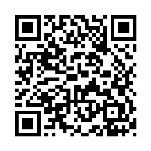 她拎着一些水果正不急不慢的朝巷子口走来二维码生成