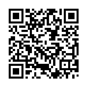 她正坐在办公室前看一本时装杂志二维码生成