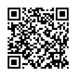 她白色的纱衣与头上黑色的长发四散在海水中二维码生成