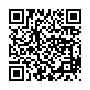 她的双腿坚决而有力地再踏上一层阶梯二维码生成