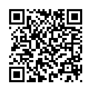 她的棉线帽子和深灰色的大衣上面二维码生成