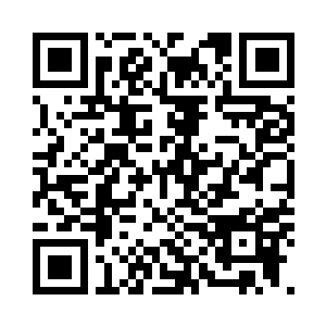 她的身体以一种诡异的角度扭转过去二维码生成