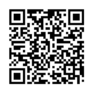 她看到一个人影从二楼的楼梯口冲了出来二维码生成