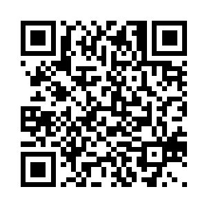她站在众人中央双手合十默默地许愿二维码生成