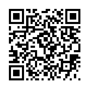 她站在窗口看着白芒远远离去的背影二维码生成