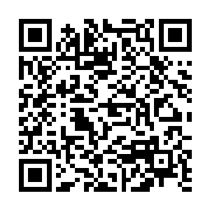 她茫然不知所措地望着他慢慢走远最后上车消失不见二维码生成