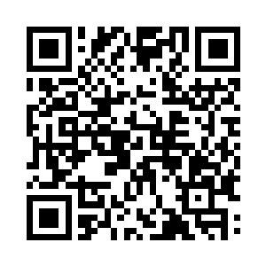 她表演得就好像是身边还有一个同伴也似二维码生成