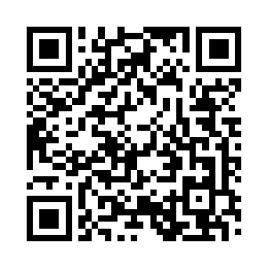 她走在人工修葺模拟海底情景的隧道里二维码生成