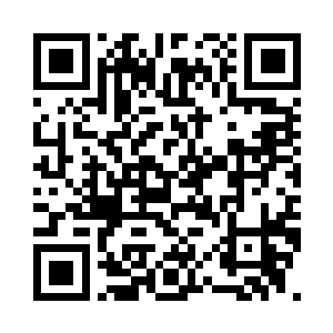 她踩着他的脚印默默地送他到大门口二维码生成