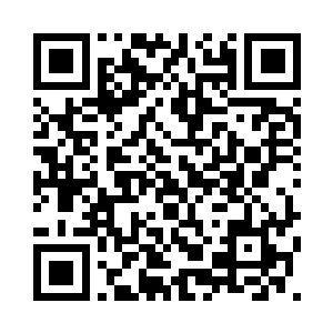 她转身走出房门站在台阶上的时候二维码生成